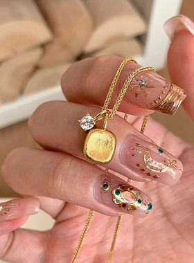 法式拉丝小方糖项链女轻奢小众设计高级复古暴富金色金砖吊坠