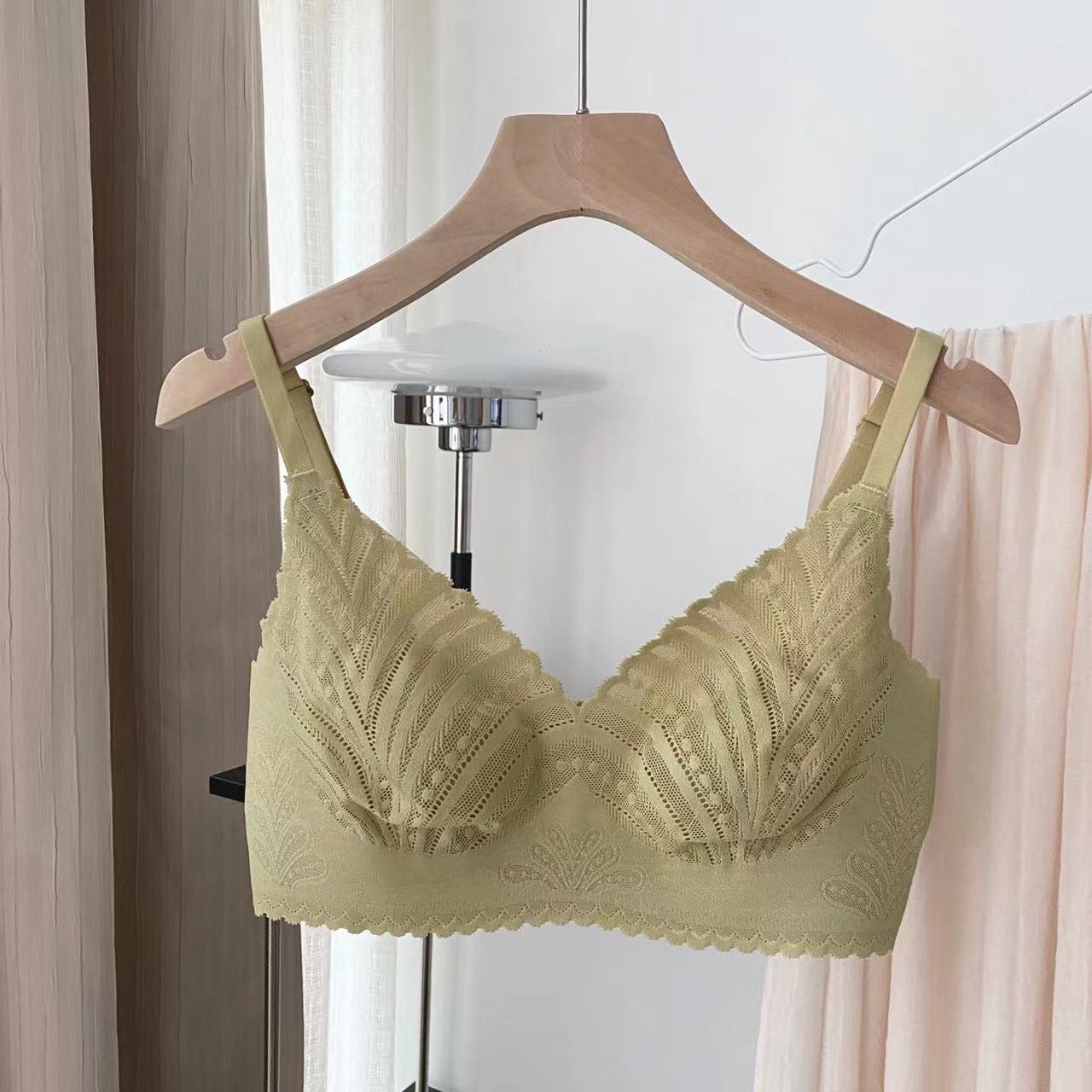 简约无钢圈乳胶大胸显小无痕内衣