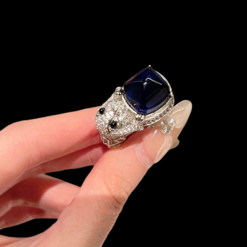 马达加斯加蓝宝石兔子戒指 富丽堂皇 镀18K金 彩宝锆石小兔子戒指