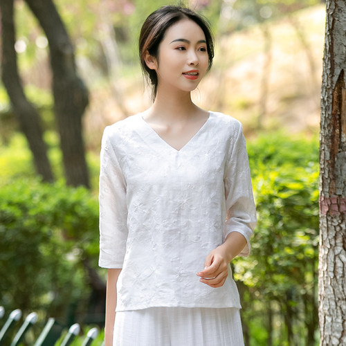 2025夏季新款简约文艺白色苎麻绣花T恤女宽松显瘦V领套头小衫上衣