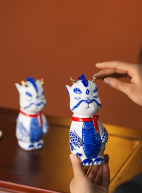 瑾年手绘青花龙陶瓷摆件新年礼品