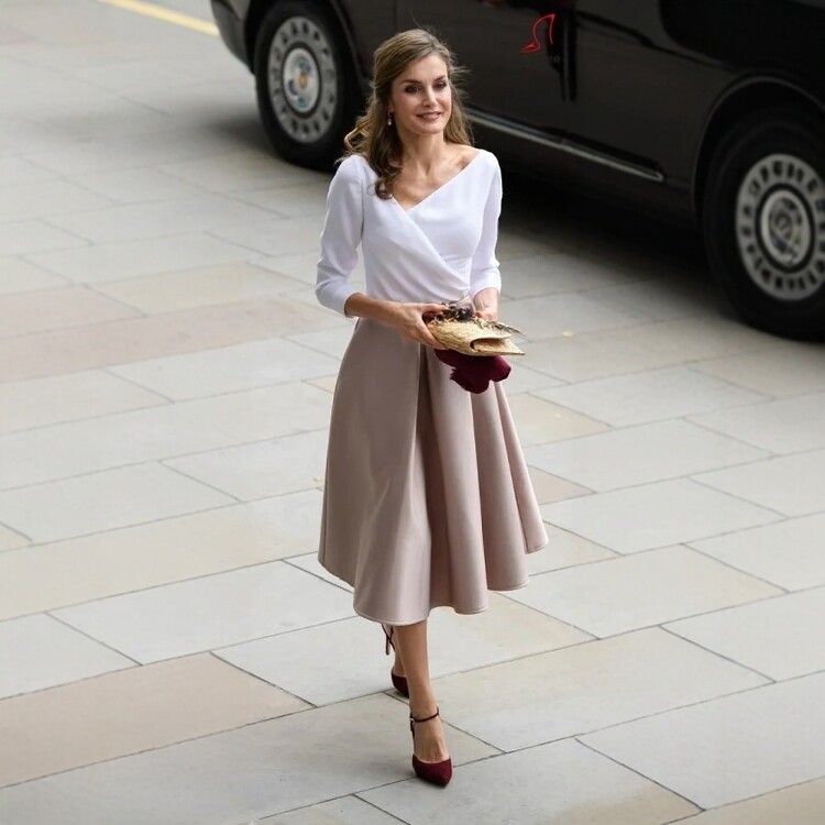 高端定制西班牙王后同款白色真丝上衣粉色缎面半裙时尚套赫本套装