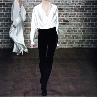 高级秀场同款白色交叉V领真丝上衣衬衫+黑色丝绒小脚裤时尚套装春