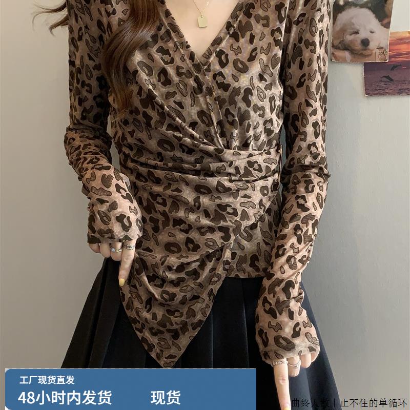 大码女装复古豹纹V领正肩长袖T恤女胖mm遮肚显瘦上衣不规则打底衫