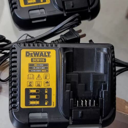 议价DEWALT得伟DCB115充电器