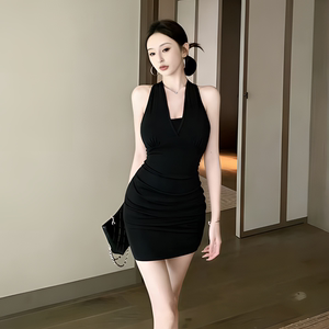 性感名媛风挂脖V领无袖连衣裙女夏季纯欲辣妹收腰显瘦露背包臀裙