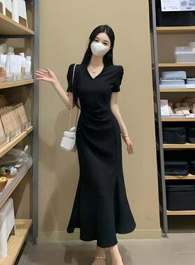 法式V领黑色连衣裙女夏季高级泡泡袖鱼尾裙赫本风收腰褶皱包臀裙