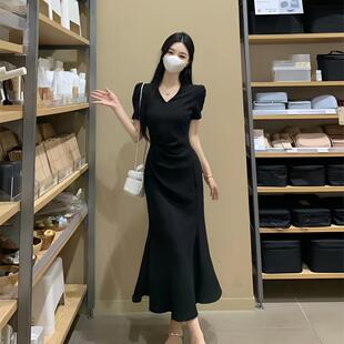 法式V领黑色连衣裙女夏季高级泡泡袖鱼尾裙赫本风收腰褶皱包臀裙