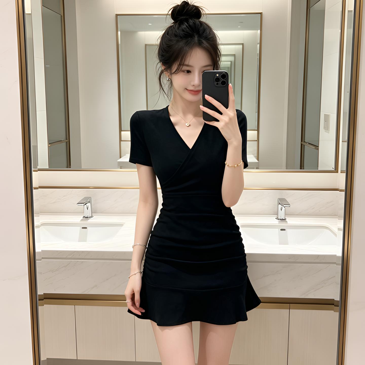 夏季V领遮肚显身材小黑连衣裙图片