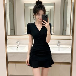 夏短袖v领修身遮肚显身材鱼尾小黑裙黑色短裙短款减龄辣妹连衣裙