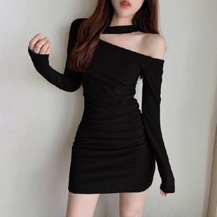 性感露肩连衣裙女2023秋季 设计感气质包臀裙子挂脖显瘦紧身小黑裙