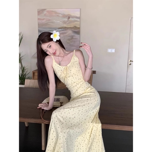 黄色碎花吊带连衣裙女春遮手臂多巴胺泰式明媚海边度假沙滩长裙子