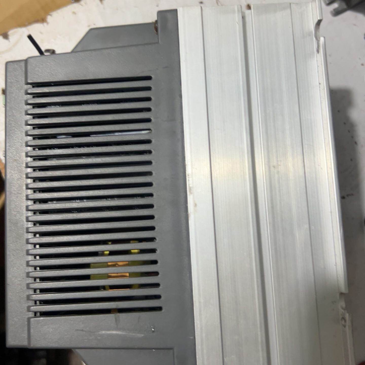 山宇变频器，型号SY8000-2R2G-4，380V/50H--议价商品