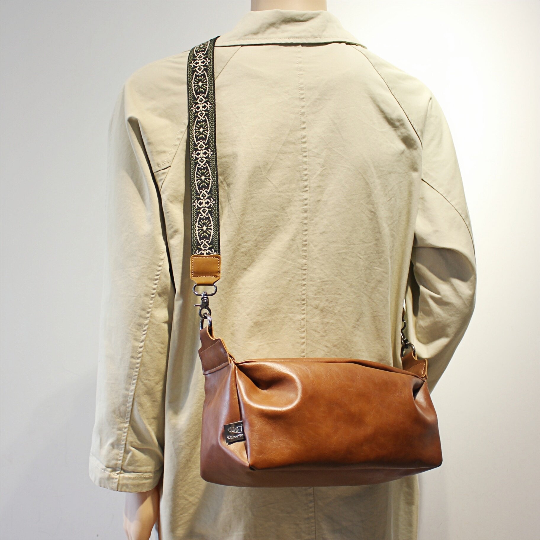 慵懒设计感PU软皮男包斜挎包2025新款纯色简约风大容女士单肩包潮