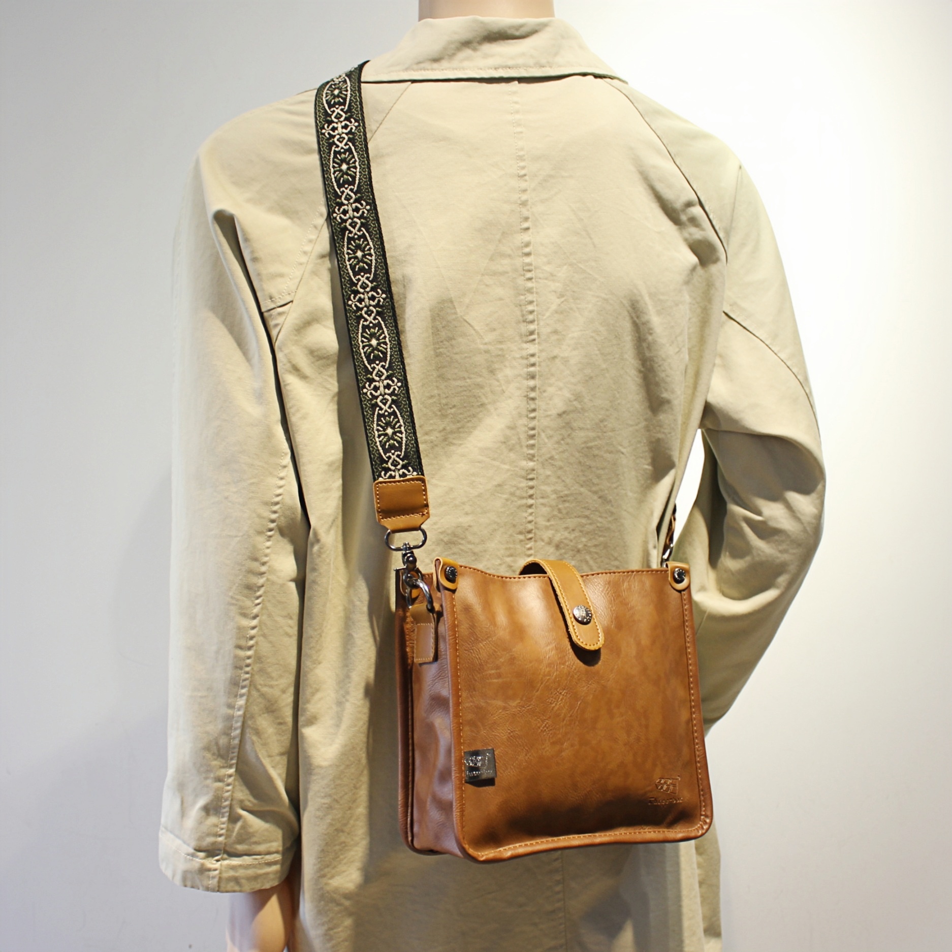 棕色竖款方形街头质感斜挎包潮包