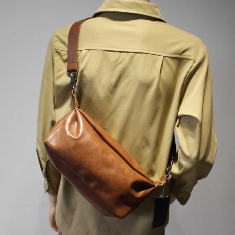 潮牌斜挎包质感法棍包休闲运动男