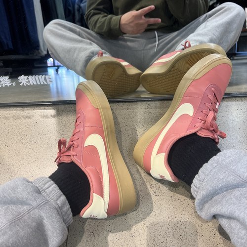 耐克男子粉色低帮耐磨板鞋