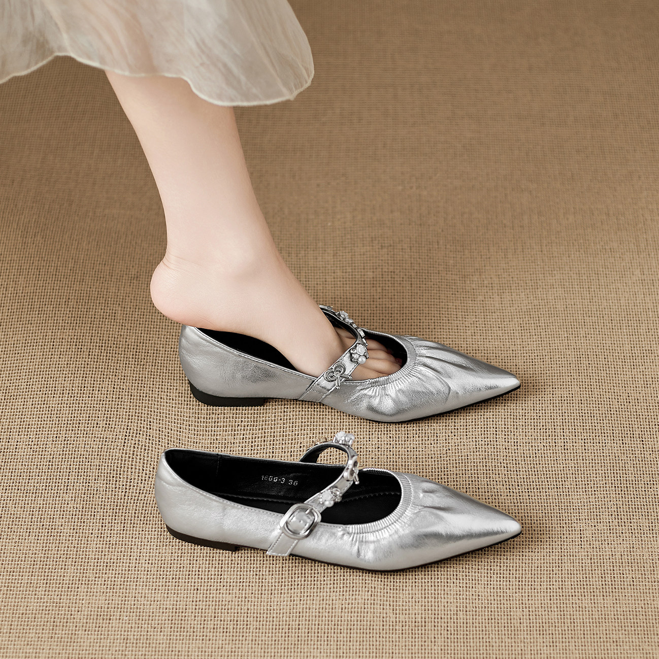 真皮2026新款法式尖头平底银色玛丽珍单鞋女一字扣带配裙子不累脚
