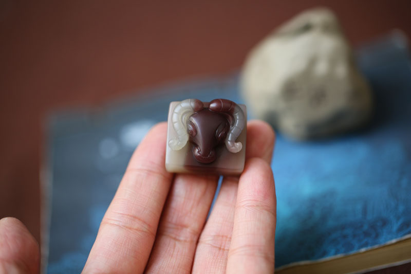 【领头羊】天然紫绿玛瑙精雕羊头藕粉两色印章一枚 精品特