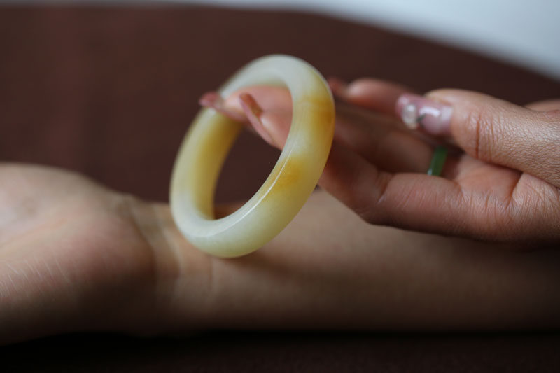 【糖半甜】天然和田玉糖白玉贵妃扁条手镯一枚【收藏品】