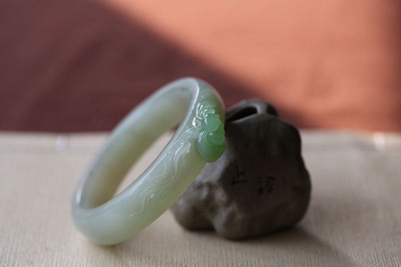 【盛世青莲】天然和田玉青海翠精雕荷花扁条手镯一枚58MM收藏品