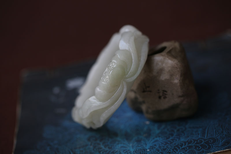 【濯青莲而不妖】天然和田玉青海翠精雕荷花手镯一枚57MM【精品】