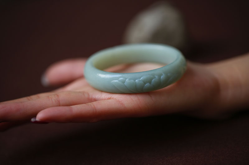 【鲤鱼戏莲】天然和田玉俄料带翠荷花，锦鲤扁条镯一枚56.8MM