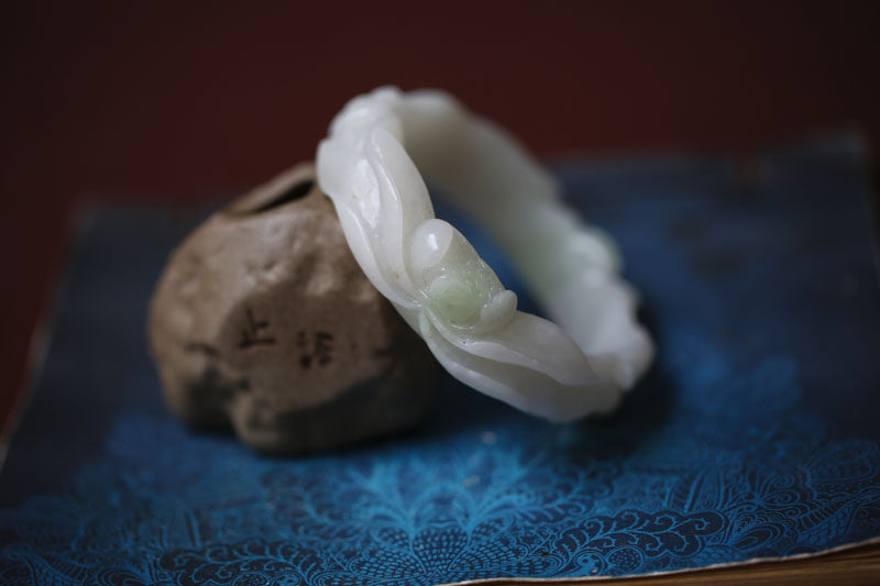 【濯青莲而不妖】天然和田玉青海翠精雕荷花手镯一枚57MM【精品】