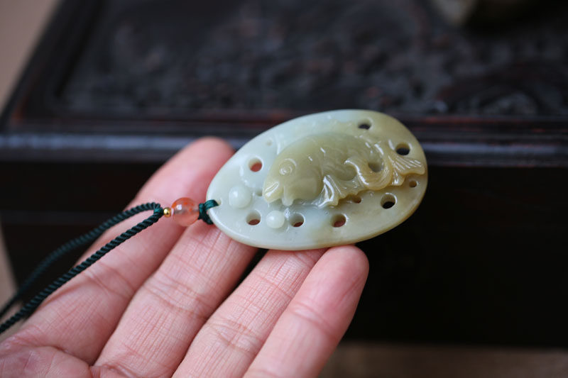 【鲤鱼戏莲】卧莲庐天然和田糖青玉精雕藕片锦鲤坠子一枚 精品