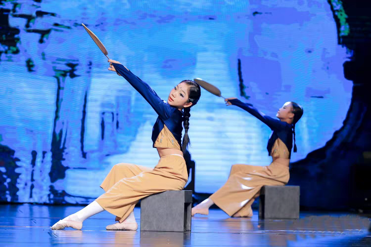 碇步桥水清悠悠演出服摇啊摇摇到外婆桥舞蹈服道具板凳子扇子蒲扇