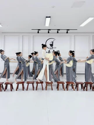 渔光曲旗袍儿童舞蹈演出服一荤一素永不消逝的电波晨光曲道具凳子