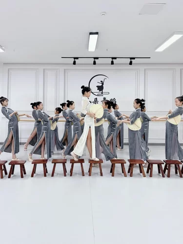 渔光曲旗袍儿童舞蹈演出服一荤一素永不消逝的电波晨光曲道具凳子