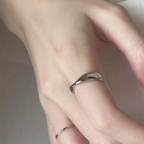 莫比乌斯环纯银波纹素圈戒指