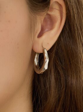 极简潺流素圈耳圈轻奢小众高级感耳环2026新款独特百搭气质耳饰女