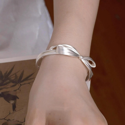 清冷感绸缎般蝴蝶结手镯女