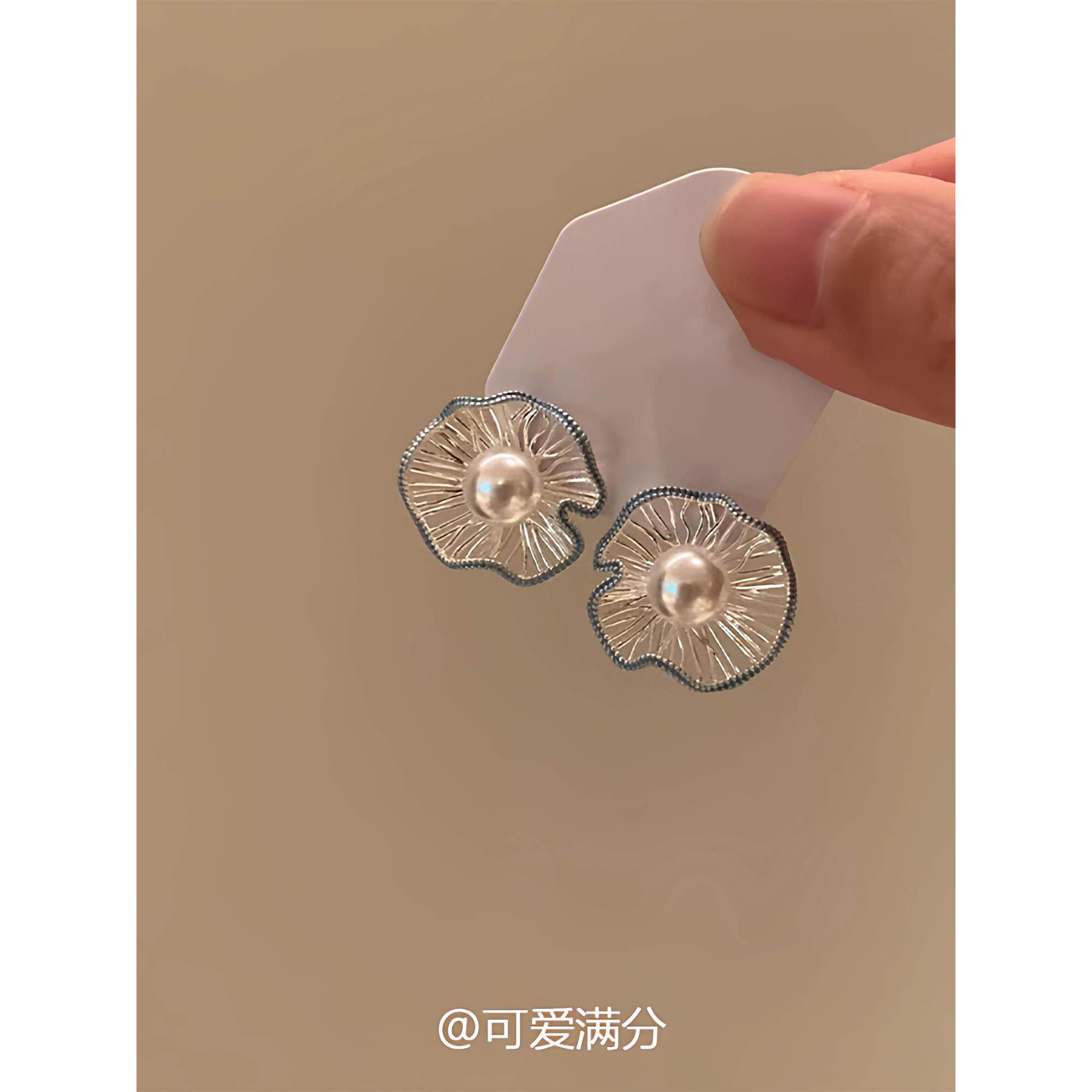蓝色卷边镂空花朵仿珍珠耳钉女2026新爆款高级感耳环独特漂亮耳饰