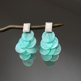 薄荷曼波绿色贝壳圆片耳钉女轻奢小众设计长款夸张气质显脸小耳饰