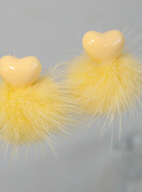 奶黄色爱心毛茸茸耳钉女高级感小众气质耳环2026新款秋冬毛绒耳饰