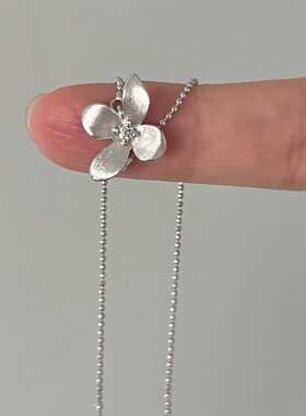 银色拉丝花朵项链女精致百搭颈链
