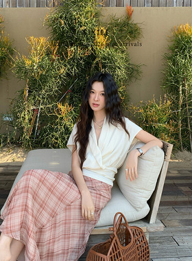 爱西里2026春季气质轻奢感简约设计感v领交叉褶皱收腰针织衫上衣