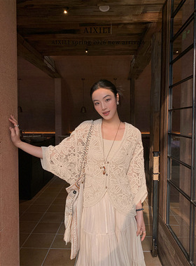 爱西里2026年春季法式优雅浪漫v领水溶提花蝙蝠袖度假风针织上衣