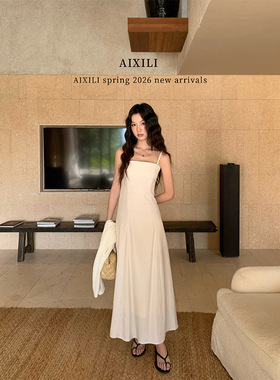 爱西里2026年春季简约气质法式重工钉珠肩带收腰显瘦吊带连衣裙女