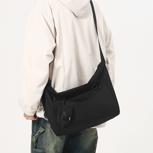斜挎包男日系工装单肩包邮差包大容量背包男士休闲轻便通勤挎包女