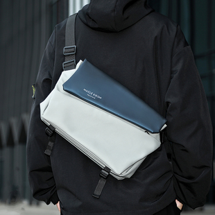 男士斜挎包潮牌通勤邮差包男款胸包机能运动骑行包机车背包单肩包