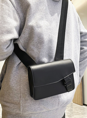 男包潮牌ins斜挎包包小众设计感小方包男款背包单肩包休闲邮差包