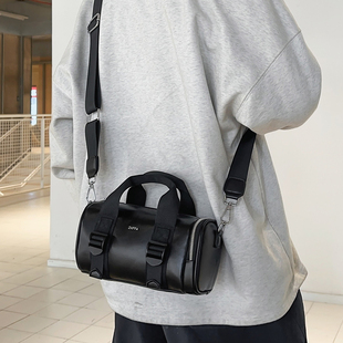 通勤高级感小挎包男款圆筒手提包女原创小众斜挎包便携手机单肩包