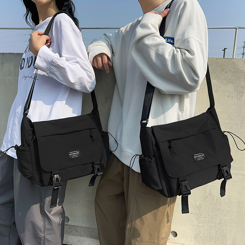 斜挎包男款潮牌邮差包