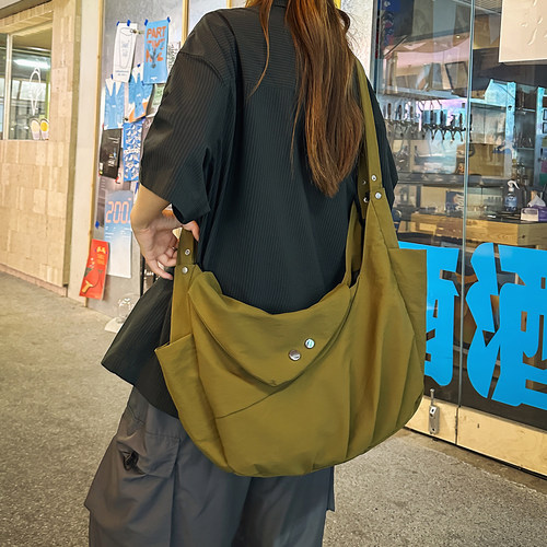 轻便通勤单肩包潮牌斜挎包