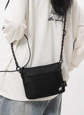 ins潮牌小挎包男款原创小众通勤小背包男生斜挎包休闲单肩邮差包