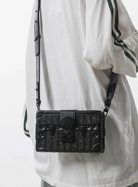 高级感盒子包原创潮牌小方包男时尚潮流斜挎包2026秋季手机单肩包